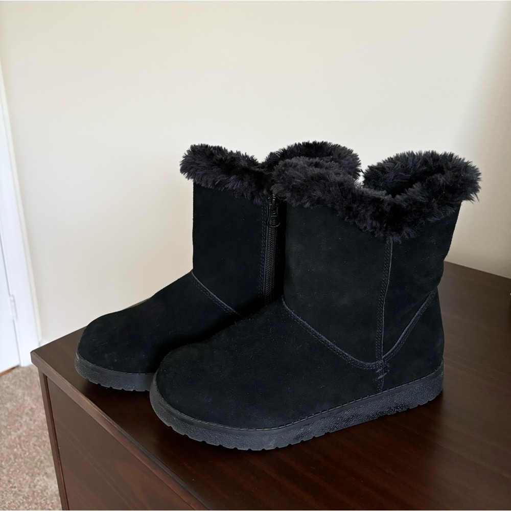 Black uggs||winter boots